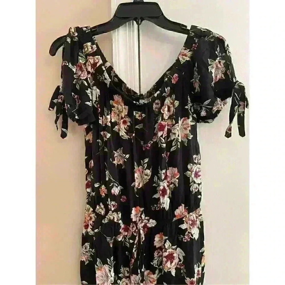 Xhilaration Black Floral Short‎ Sleeve Jumpsuit Small - Picture 1 of 7